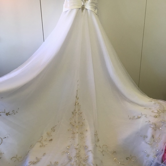 Wedding dress.  Size 6, altered down to size 2. - Picture 6 of 9